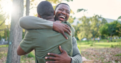 Perdoar significa libertar o outro da culpa, deixando o evento nas mãos de Deus, e seguir em frente