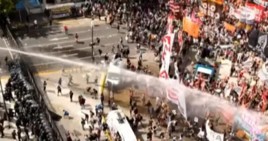 Confrontos violentos entre manifestantes e policiais tomam as ruas em frente ao Congresso argentino