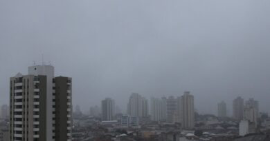 Temporal alaga cidades paulistas, trava rodovias e deixa mais de 90 mil sem luz em SP