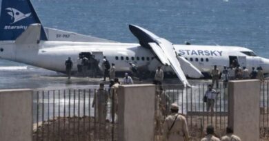 Avião de passageiros perde asa em pouso forçado na costa da Somália após falha técnica; vídeos