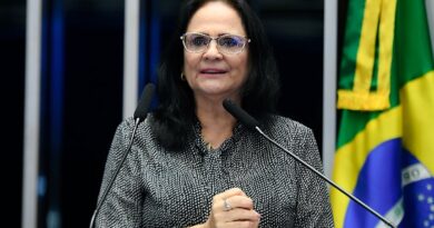 Damares denuncia escola de samba à Justiça Eleitoral por suposta campanha antecipada para Lula