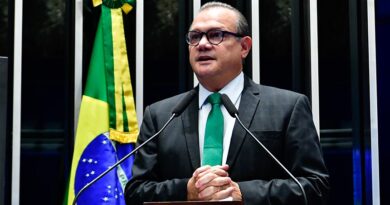 Senador se reúne com Gonet para tratar de prisão domiciliar para Bolsonaro