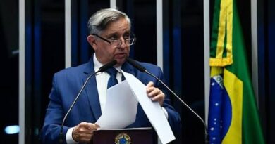 Senadores da oposição preparam requerimento para ouvir servidores da Receita sob investigação