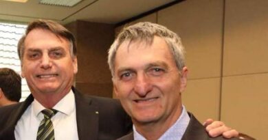 Justiça é acionada por irmão de Bolsonaro após desfile com homenagem a Lula e sátira a ex-presidente