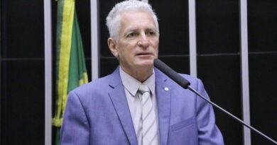 Deputado do PT publica retratação por uso de IA em montagem envolvendo Bolsonaro e Daniel Vorcaro