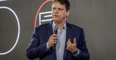 Tarcísio detona desfile sobre Lula e dispara: “Aos amigos, tudo; aos inimigos, a lei”; veja vídeo