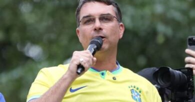 Em SP, Flávio Bolsonaro diz que contas de filme já foram prestadas e cobra explicações de Lula