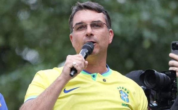 Flávio Bolsonaro viaja ao Ceará para alinhar acordos e apoios eleitorais