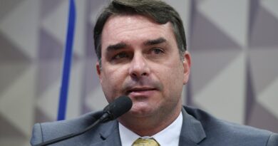 Flávio Bolsonaro abre ampla vantagem sobre Lula na disputa presidencial no Paraná, aponta pesquisa