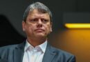 Tarcísio defende Flávio Bolsonaro no caso ‘Dark Horse’ e aponta escândalos no Governo Lula