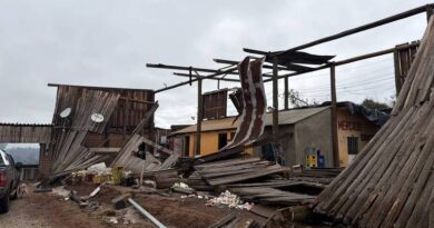 Temporal com granizo deixa rastro de destruição e centenas de desalojados na Grande Porto Alegre