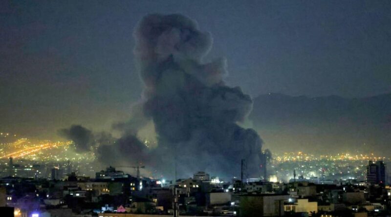 EUA lançam ataques aéreos em grande escala contra o Irã; Teerã responde com mísseis nos países do Golfo e fecha Ormuz