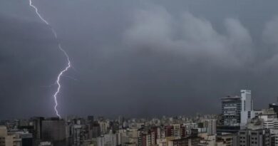 Alerta de tempestades: frente fria traz chuva forte para SP e MS, e RS se prepara para volume extremo de 250 mm Alerta de tempestades: frente fria traz chuva forte para SP e MS, e RS se prepara para volume extremo de 250 mm