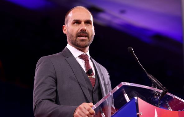 EUA concedem Green Card a Eduardo Bolsonaro em meio a tensões com o Brasil EUA concedem Green Card a Eduardo Bolsonaro em meio a tensões com o Brasil