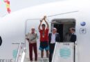 O mundo a seus pés: campeões desembarcam na Espanha com a taça para festa histórica em Madri