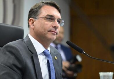Em ato simbólico, Flávio Bolsonaro planeja motociata e oração onde o pai foi esfaqueado em MG