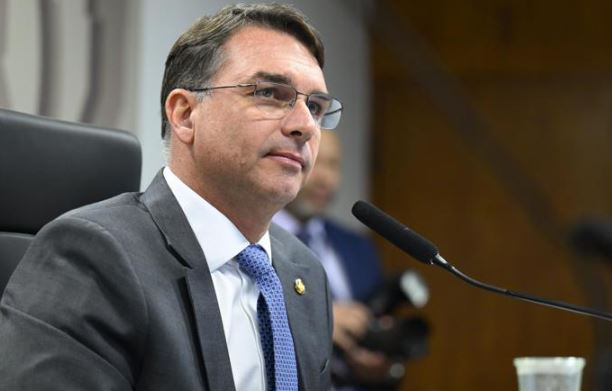 Em ato simbólico, Flávio Bolsonaro planeja motociata e oração onde o pai foi esfaqueado em MG