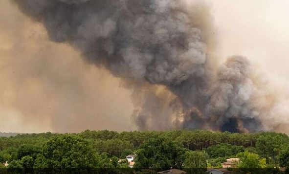 Incêndios florestais se alastram: mais de 100 mil pessoas são forçadas a fugir ou ficar confinadas na França e Espanha Incêndios florestais se alastram: mais de 100 mil pessoas são forçadas a fugir ou ficar confinadas na França e Espanha