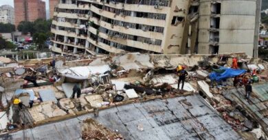 Fortes terremotos atingem o Pacífico enquanto número de mortos por abalos na Venezuela passam de 4.500 Fortes terremotos atingem o Pacífico enquanto número de mortos por abalos na Venezuela passam de 4.500