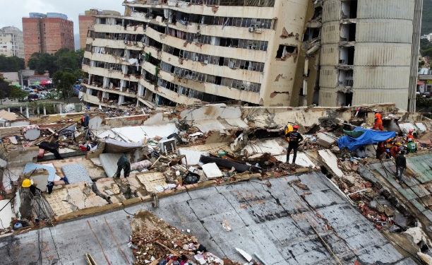 Fortes terremotos atingem o Pacífico enquanto número de mortos por abalos na Venezuela passam de 4.500 Fortes terremotos atingem o Pacífico enquanto número de mortos por abalos na Venezuela passam de 4.500