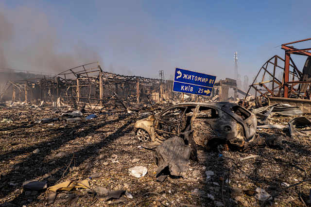 Ataque de drone russo detona arsenal militar e destrói casas no subúrbio de Kiev deixando dezenas de mortos; vídeos