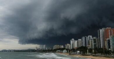 Ciclone avança e traz rajadas de vento de até 90 km/h no litoral do SP e RJ