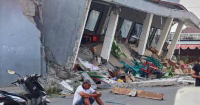 Mar da Indonésia segue com abalos e número de mortos aumentam após terremoto de 7,7