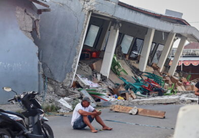 Mar da Indonésia segue com abalos e número de mortos aumentam após terremoto de 7,7