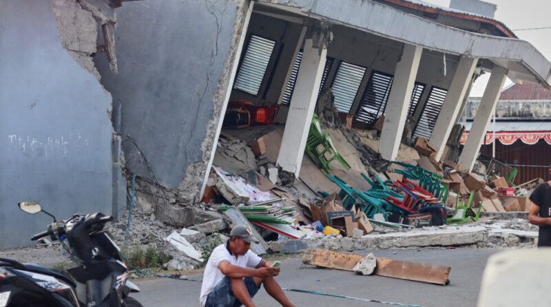 Mar da Indonésia segue com abalos e número de mortos aumentam após terremoto de 7,7