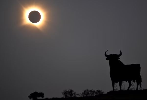 Eclipse Solar de 2026: dia vira noite na Europa no primeiro eclipse total em 20 anos e atrai milhões; confira fotos