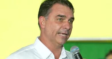 Flávio Bolsonaro suspende campanha para visitar Filipe Martins em presídio no Paraná