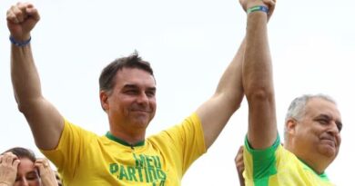 Flávio Bolsonaro reforça equipe econômica de campanha com sete novos nomes