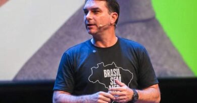 Flávio Bolsonaro admite blefe para forçar presença de Lula e confirma ida ao debate da Band Flávio Bolsonaro admite blefe para forçar presença de Lula e confirma ida ao debate da Band