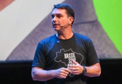 Flávio Bolsonaro é o sabatinado da noite em rodada de entrevistas na TV Globo