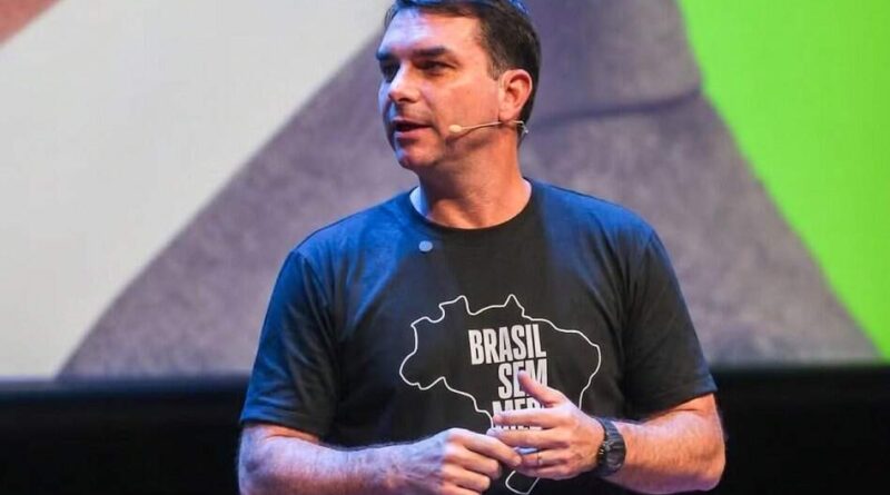 Flávio Bolsonaro é o sabatinado da noite em rodada de entrevistas na TV Globo