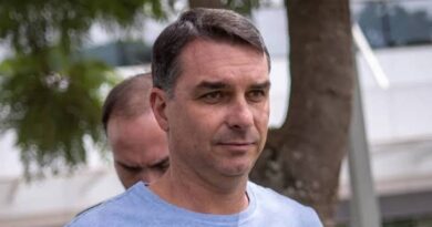 Flávio Bolsonaro se reúne com ministro de Bukele em São Paulo e defende meio milhão de novas vagas em presídios Flávio Bolsonaro se reúne com ministro de Bukele em São Paulo e defende meio milhão de novas vagas em presídios