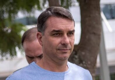 Flávio Bolsonaro se reúne com ministro de Bukele em São Paulo e defende meio milhão de novas vagas em presídios Flávio Bolsonaro se reúne com ministro de Bukele em São Paulo e defende meio milhão de novas vagas em presídios