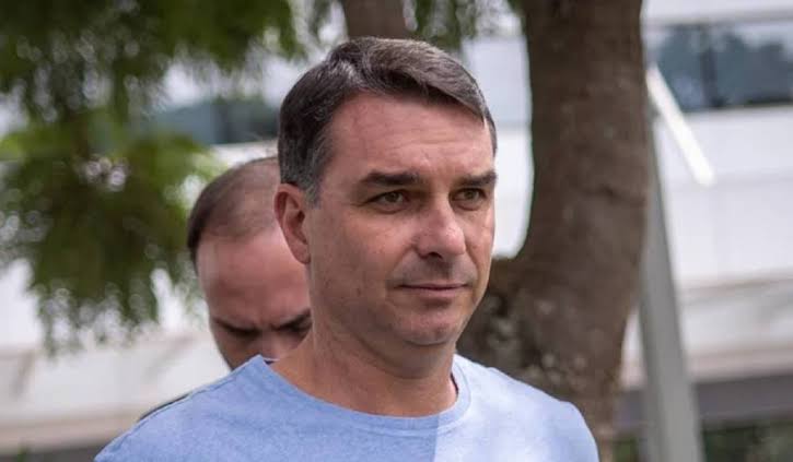 Flávio Bolsonaro se reúne com ministro de Bukele em São Paulo e defende meio milhão de novas vagas em presídios Flávio Bolsonaro se reúne com ministro de Bukele em São Paulo e defende meio milhão de novas vagas em presídios