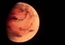 Estrutura escura surge em foto da NASA em Marte e reacende debate sobre alienígenas