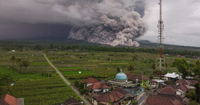 Erupção do vulcão da Indonésia, seguida de terremoto, espalha cinzas a 1 km de altura e eleva alerta na região