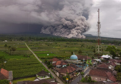 Erupção do vulcão da Indonésia, seguida de terremoto, espalha cinzas a 1 km de altura e eleva alerta na região