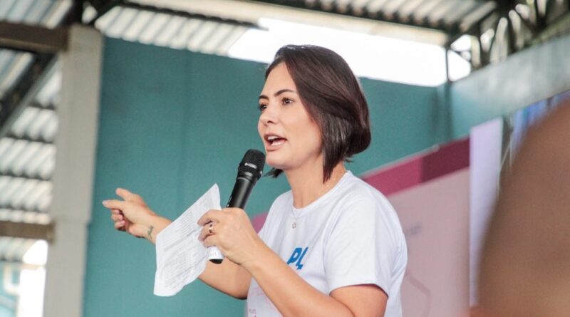 Michelle Bolsonaro sai em defesa de André Mendonça e cita “revelação divina” em meio a choque com Alexandre de Moraes