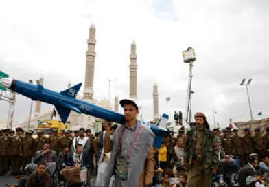 Avanço Houthi: rebelião no Iêmen conquista ilha estratégica e ameaça o comércio global de petróleo