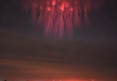Sprites vermelhos no céu chamam a atenção de moradores em diversas cidades na Espanha; vídeos Sprites vermelhos no céu chamam a atenção de moradores em diversas cidades na Espanha; vídeos