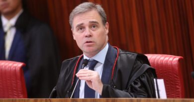 Mensagens entre Moraes e Vorcaro vão ao plenário do STF pelas mãos de Mendonça; cabe a Fachin dar a palavra final 