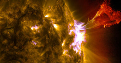 Sol dispara ejeções de plasma do lado oculto e cientistas já monitoram risco à Terra