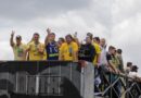 Multidão de apoiadores tomam a Praia de Camburi em Vitória no comício de Flávio Bolsonaro; vídeos Multidão de apoiadores tomam a Praia de Camburi em Vitória no comício de Flávio Bolsonaro; vídeos