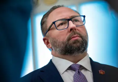 Jason Miller articulou voo particular que levou Flávio Bolsonaro aos EUA após eleições