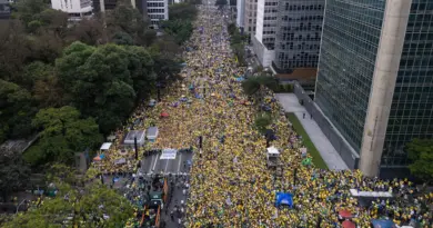 Avenida Paulista vira palco de grande ato em apoio a Flávio Bolsonaro a uma semana do segundo turno; vídeos Avenida Paulista vira palco de grande ato em apoio a Flávio Bolsonaro a uma semana do segundo turno; vídeos