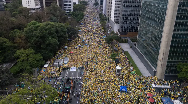 Avenida Paulista vira palco de grande ato em apoio a Flávio Bolsonaro a uma semana do segundo turno; vídeos Avenida Paulista vira palco de grande ato em apoio a Flávio Bolsonaro a uma semana do segundo turno; vídeos